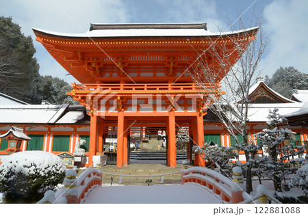 雪の上賀茂神社 楼門 京都市北区 雪の上賀茂神社 楼門 京都市北区 122881088