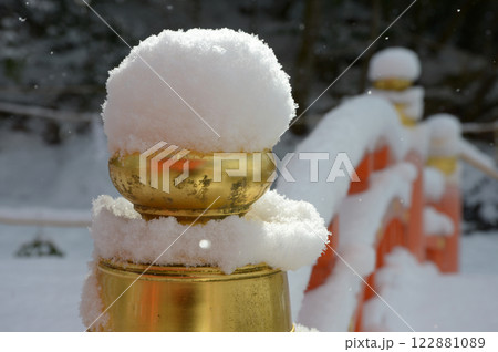 雪の上賀茂神社 玉橋の擬宝珠 京都市北区 雪の上賀茂神社 玉橋の擬宝珠 京都市北区 122881089