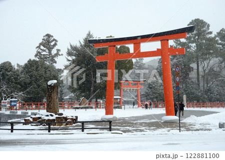 雪の上賀茂神社 大鳥居 京都市北区 雪の上賀茂神社 大鳥居 京都市北区 122881100