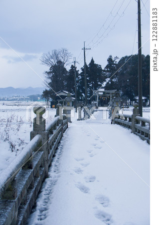 雪に埋まる橋の向こうにある鎮守の林 雪に埋まる橋の向こうにある鎮守の林 122881183