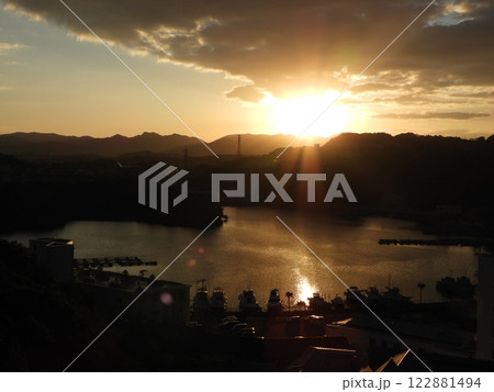 白浜の絶景 － 海と夕日に輝くリゾート風景 122881494