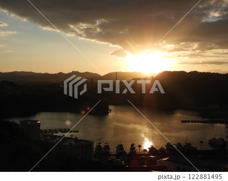 白浜の絶景 - 海と夕日に輝くリゾート風景 白浜の絶景 - 海と夕日に輝くリゾート風景 122881495