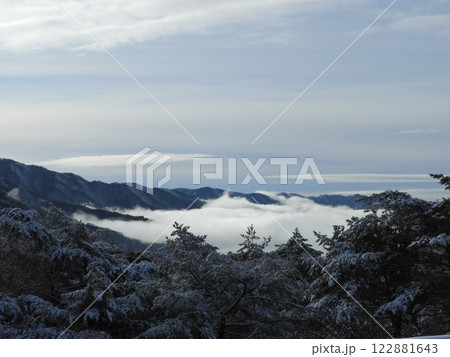 恵那峡の冬景色 － 朝の雲海と雪化粧の山々 122881643