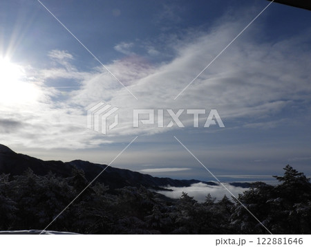 恵那峡の冬景色 － 朝の雲海と雪化粧の山々 122881646