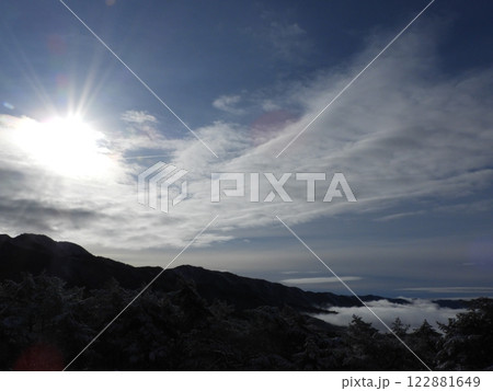 恵那峡の冬景色 － 朝の雲海と雪化粧の山々 122881649