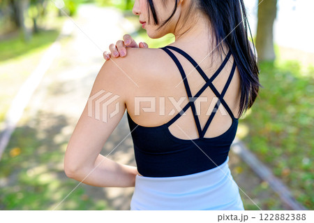 木漏れ日の道で運動する背中が綺麗なかっこいい女性 歩く エクササイズ 運動 木漏れ日の道で運動する背中が綺麗なかっこいい女性 歩く エクササイズ 運動 122882388