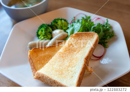 ヘルシーな洋朝食、トーストと野菜スープのバランス食 ヘルシーな洋朝食、トーストと野菜スープのバランス食 122883272