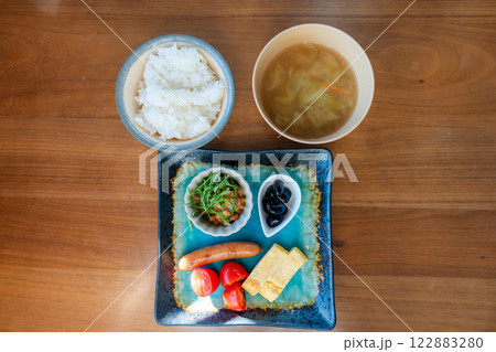 和朝食の定番、納豆と卵焼き付きの健康的な食事 和朝食の定番、納豆と卵焼き付きの健康的な食事 122883280
