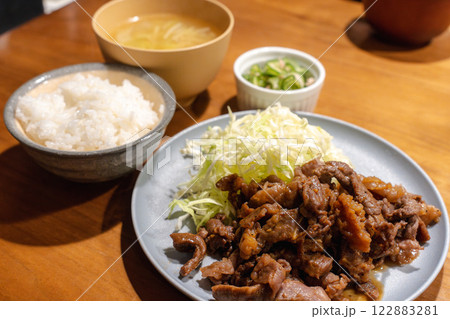 焼肉定食と白いご飯、味噌汁付きの和食の食卓 焼肉定食と白いご飯、味噌汁付きの和食の食卓 122883281