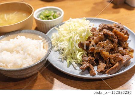 焼肉定食と白いご飯、味噌汁付きの和食の食卓 焼肉定食と白いご飯、味噌汁付きの和食の食卓 122883286