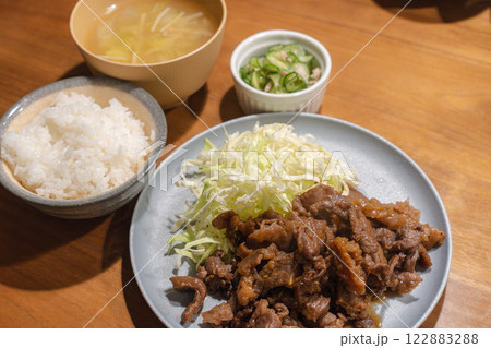 焼肉定食と白いご飯、味噌汁付きの和食の食卓 焼肉定食と白いご飯、味噌汁付きの和食の食卓 122883288