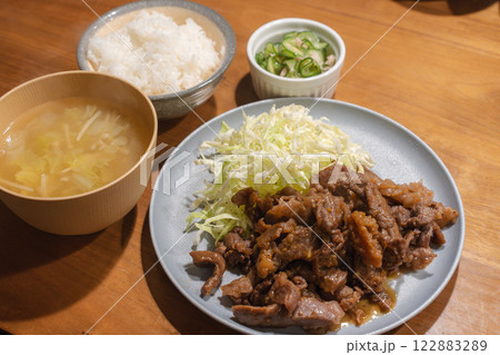 焼肉定食と白いご飯、味噌汁付きの和食の食卓 焼肉定食と白いご飯、味噌汁付きの和食の食卓 122883289