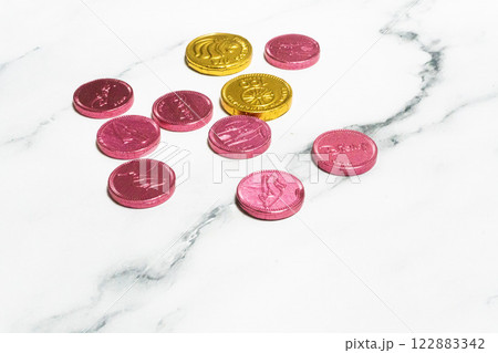 大理石に広がったコインチョコ 122883342