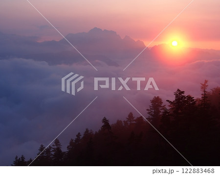 鹿島槍ヶ岳から望む剱岳の夕景 122883468