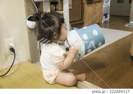 【ゴミ箱をいたずらするツインテールの赤ちゃん】 122884117
