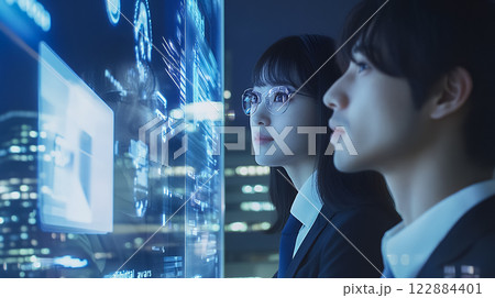 ホログラフィックディスプレイを見る新人ビジネスパーソン 122884401