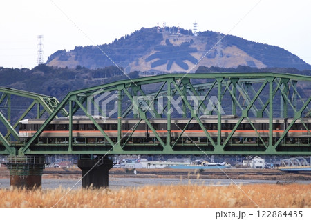 冬空の中お茶畑が並ぶ山々を背景に大井川を渡る373系電車_2025/1/12撮影 冬空の中お茶畑が並ぶ山々を背景に大井川を渡る373系電車_2025/1/12撮影 122884435