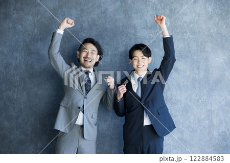 ガッツポーズをする笑顔のビジネスマン　　 122884583