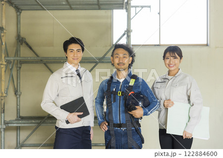 現場で働く人々 現場で働く人々 122884600