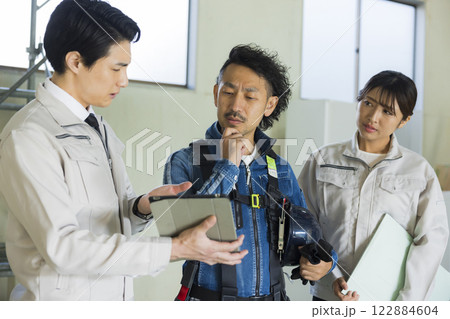 現場で働く人々　　 122884604