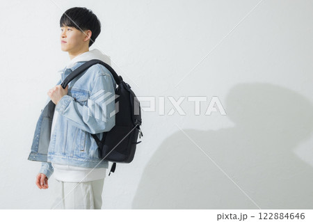 リュックを背負った男性 122884646
