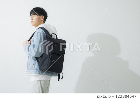 リュックを背負った男性 122884647