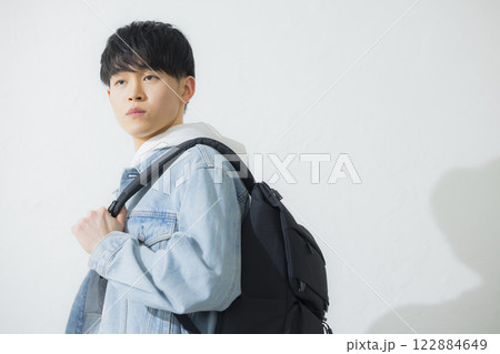 リュックを背負った男性 122884649