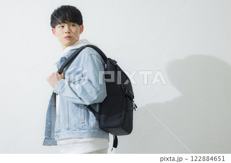 リュックを背負った男性 122884651
