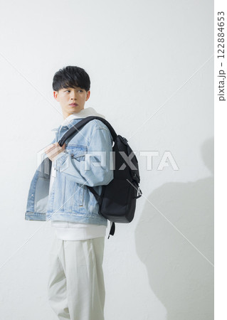 リュックを背負った男性 リュックを背負った男性 122884653