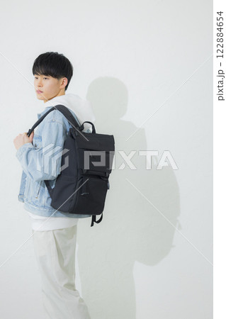 リュックを背負った男性 122884654