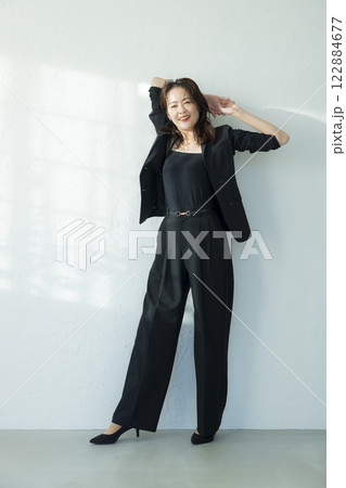 黒いスーツのミドル女性　 122884677