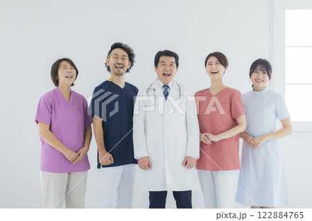 医療スタッフ、働く人々、医師、看護師、介護士、医療事務、トレーナー 122884765