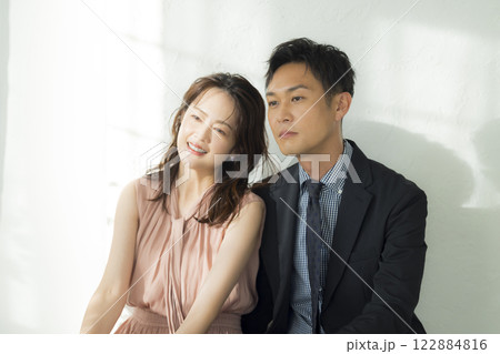 デートする40代カップル　 122884816