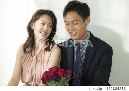 デートする40代カップル　 122884818