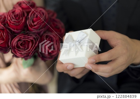 デートする40代カップル　 122884839