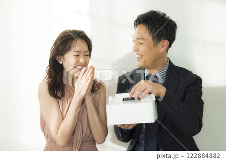 デートする40代カップル デートする40代カップル 122884882