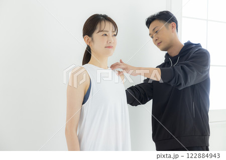 スポーツウェアの男女　トレーナー 122884943