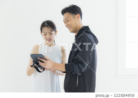 スポーツウェアの男女　トレーナー 122884950