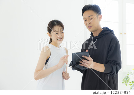 スポーツウェアの男女 トレーナー スポーツウェアの男女 トレーナー 122884954