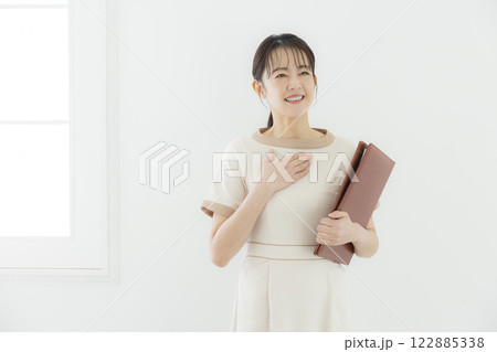 エステティシャンの女性 エステティシャンの女性 122885338