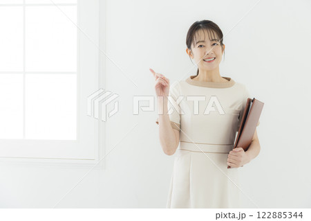 エステティシャンの女性 エステティシャンの女性 122885344