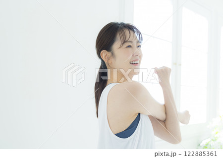 リビングでヨガをする女性  122885361