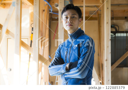 建築現場で働く男性 建築現場で働く男性 122885379