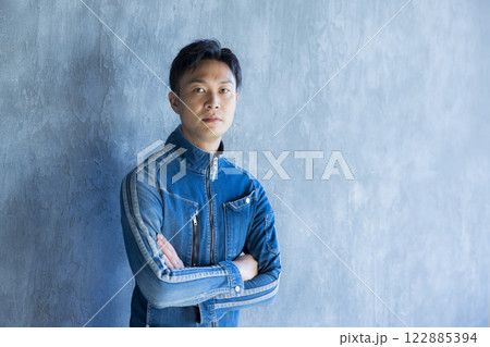 建築現場で働く男性 建築現場で働く男性 122885394