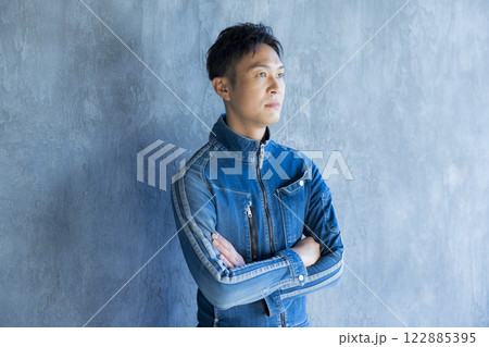 建築現場で働く男性 122885395