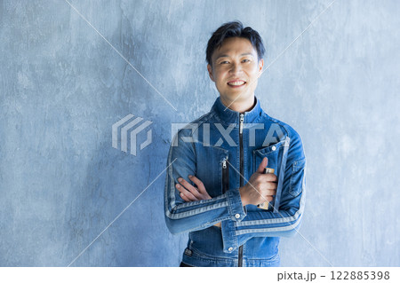 建築現場で働く男性 建築現場で働く男性 122885398