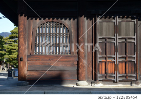 妙心寺 法堂の火灯窓と扉 京都市右京区花園 妙心寺 法堂の火灯窓と扉 京都市右京区花園 122885454