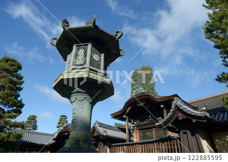 妙心寺　灯篭と唐門　京都市右京区花園 122885595