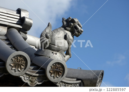 妙心寺　塔頭山門の飾り瓦　京都市右京区花園 122885597