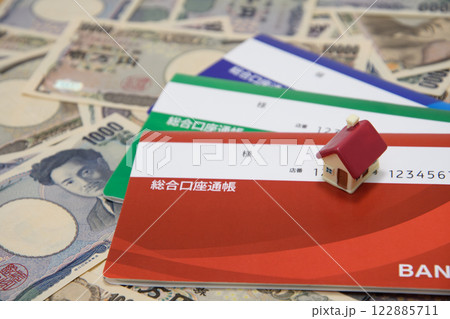お金と通帳と家 122885711